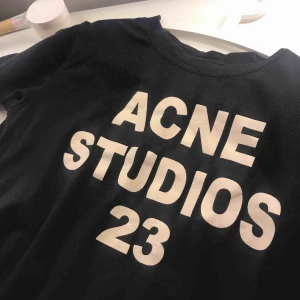  - Acne t shirt strl S, lapp är borta. Vet ej äkthet då jag köpte av en tjej på Plick därav priset. Superfint basic plagg