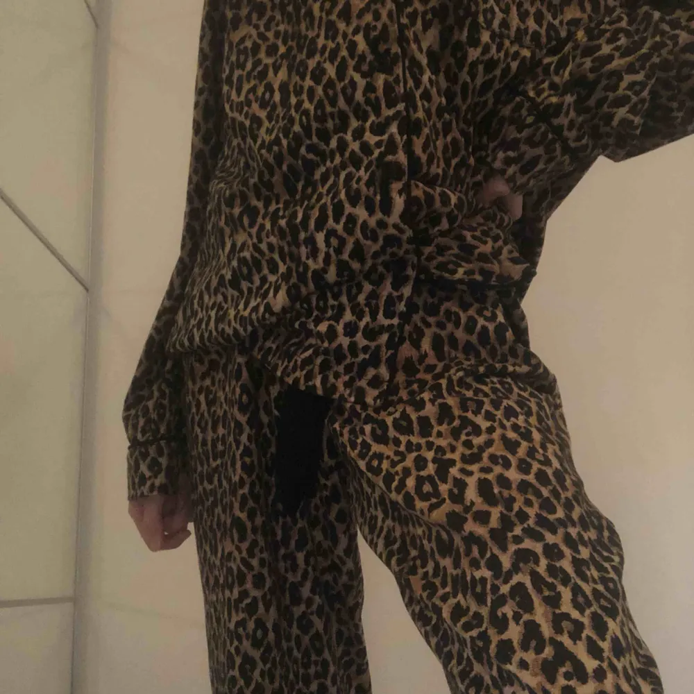 En galet söt och mysig pyjamas, med leopard print. I priset ingår pyjamas skjortan och pyjamas byxorna. Köpt för ett år sen på Kappahl för 399 kr. Minimalt använd💓💓💓💓💓💓💓💓💓💓💓💓💓💓💓💓💓💓💓💓💓💓💓För guds skull våga pruta💓💓💓💓💓💓💓💓💓💓💓. Skjortor.