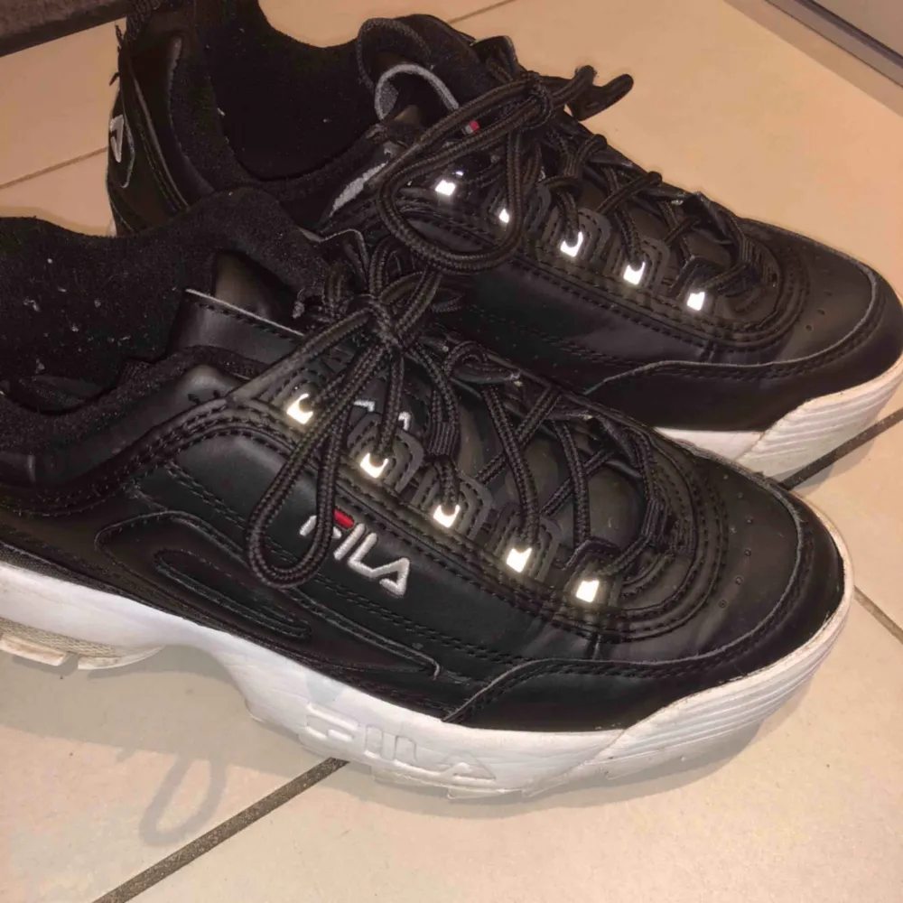 Fila skor storlek 38-39. Sparsamt använda, begagnat skick.. Skor.