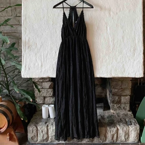  - Säljer min bal-klänning, använd en gång. Köpt på Mango för 2.000 kronor. Storlek xs men passar även S och M då det är stretch. Frakt tillkommer ✨✨