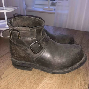  - Äkta primeboots i storlek 37. Använda en säsong därav några repor, men går att ordna till med primebootsolja. Köpa för 2499. Frakt tillkommer. 