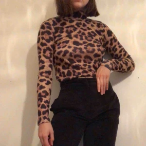  - Säljer denna supersnygga polo från NAKD. Säljer då den inte kommer till användning. Kolla på sista bilden för att se ”riktiga” färgerna på polon. Frakten kostar 63. Så 153kr totalt