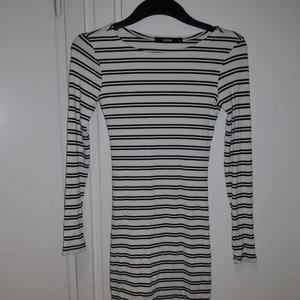  - Tight stretchig kort klänning från Bik Bok. Bra skick. Är väldigt stretchig så den passar även någon som har S❤️ Möts upp i Stockholm, helst på Södermalm. Om du köper flera saker kan vi komma fram till ett bra paketpris.