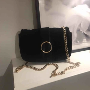  - Snygg stilren väska Använd några enstaka gånger  Som ny 