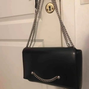  - Fin väska i perfekt storlek från Gina i bra skick, går bra att ha som handväska eller axelväska. 200kr inkl frakt. 