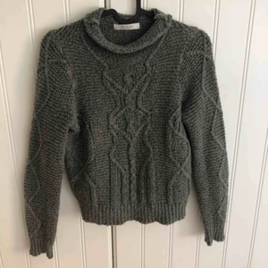  - Säljer en super fin och skön stickad tröja från VILA. Färgen är lite militärgrön och storleken är XS. Finns i Dala-Floda men kan tas med till Falun annars står köparen för frakt 🤪