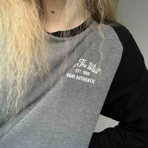  - vans raglan-tisha! inte så mkt använd, så gott skick. 3/4 ärm, print fram och baktill. 