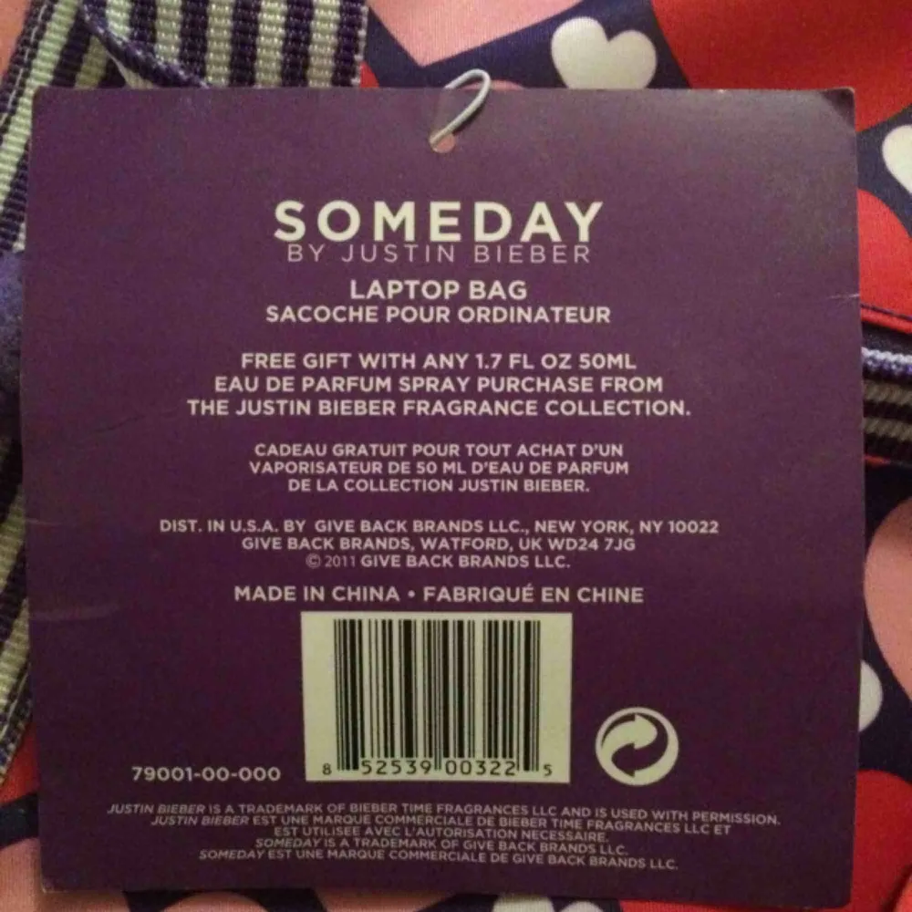 (Intresse koll) Ett helt oanvänd laptop fodral av Justin Bieber’s Someday parfym kollektion som kom ut år 2011. Priset kan diskuteras.. Övrigt.