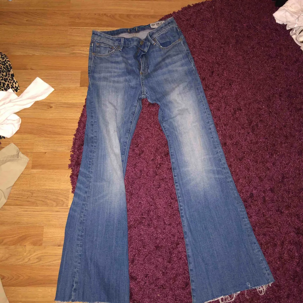 Säljer mina bootcut jeans från crocker! Orginalpris:899 kronor! Mitt pris: 400 kr! Modellen passar för tjejer upp till 170 cm! Sitter bra vid höfter och rumpan, välldigt tighta! Möts upp i Stockholm eller fraktar ( köparen står för frakten). Jeans & Byxor.