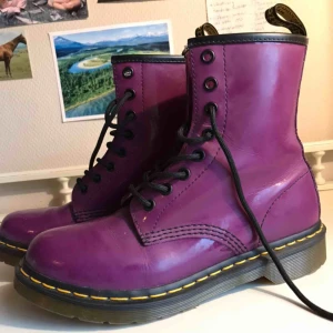  - Lacklila Doctor Martens i storlek 38.  I nyskick, använda omkring 2-3 gånger och säljer för att jag inte haft möjlighet att använda mer.  