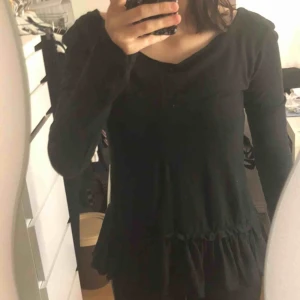  - Svart långärmad volangblus den har används 1-2 gånger, säljs på grund av att den hänger i garderoben och inte används. 