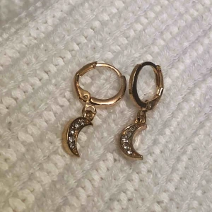  - Moon earings, aldrig använda och helt nya🤩  Skynda fynda!!! 