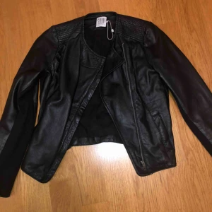  - Äkta skinnjacka från saint tropez i storlek M, Helt oanvänd bara testat den