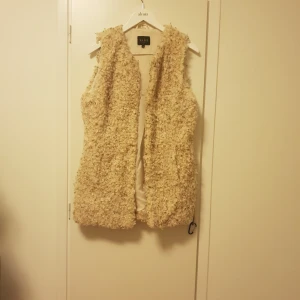  - Teddyväst. Använd 1 gång. Nypris 599 kr