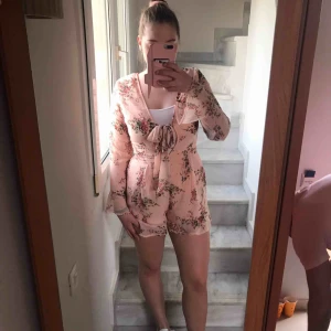  - Jumpsuit ifrån JFR. Jätte fin men tyvärr förliten. Därför jag har ett vitt linne under då jag inte riktigt fick igen v-ringningen. 