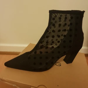  - Helt nya stövletter från mango. Nypris 550 kr Köpare står för frakt. Annars går avhämtning bra.