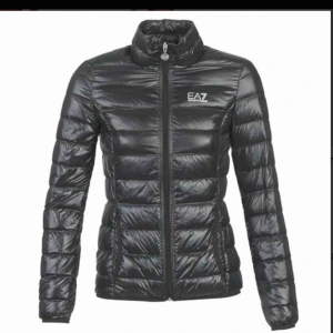  - Jättesnygg dunjacka från Armani, den är äkta. Nypris ligger på 1800kr, i fint skick❤️❤️