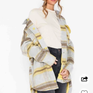  - En rutig jacka från Missguided som köptes för 599 kr. Den är klippt hemma då den var lång ner till knäna på baksidan när den köptes. Aldrig använd.