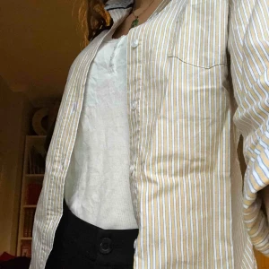  - Boomerang skjorta dam. Aldrig använd och går att matcha med mycket.  Nypris ca: 1200 kr Mitt pris: 200 kr Storlek: XS