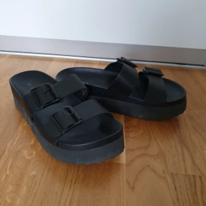  - Platåsandaler från HM, använda max 5 ggr. Platån är  3cm. 