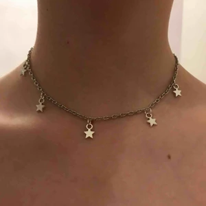  - Säljer silvriga halsband med stjärnor på som jag har gjort själv, storleken kan justeras. Köparen betalar frakten som kostar 11kr. Gå in på min profil för fler smycken💕