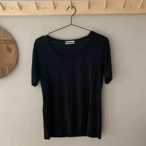  - Rodebjer the tshirt XL  Svart go tshirt. Säkert lite blekare än ny. Avhämtas eller postas mot porto 36:-