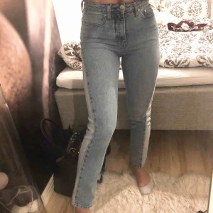  - Jeans från NAKD i storlek 32 (xxs/xs). Säljer jeansen då dom är för trånga för mig, dom är därmed oanvända. Super snygga jeans med inga som helst skador.  (Priset kan diskuteras)
