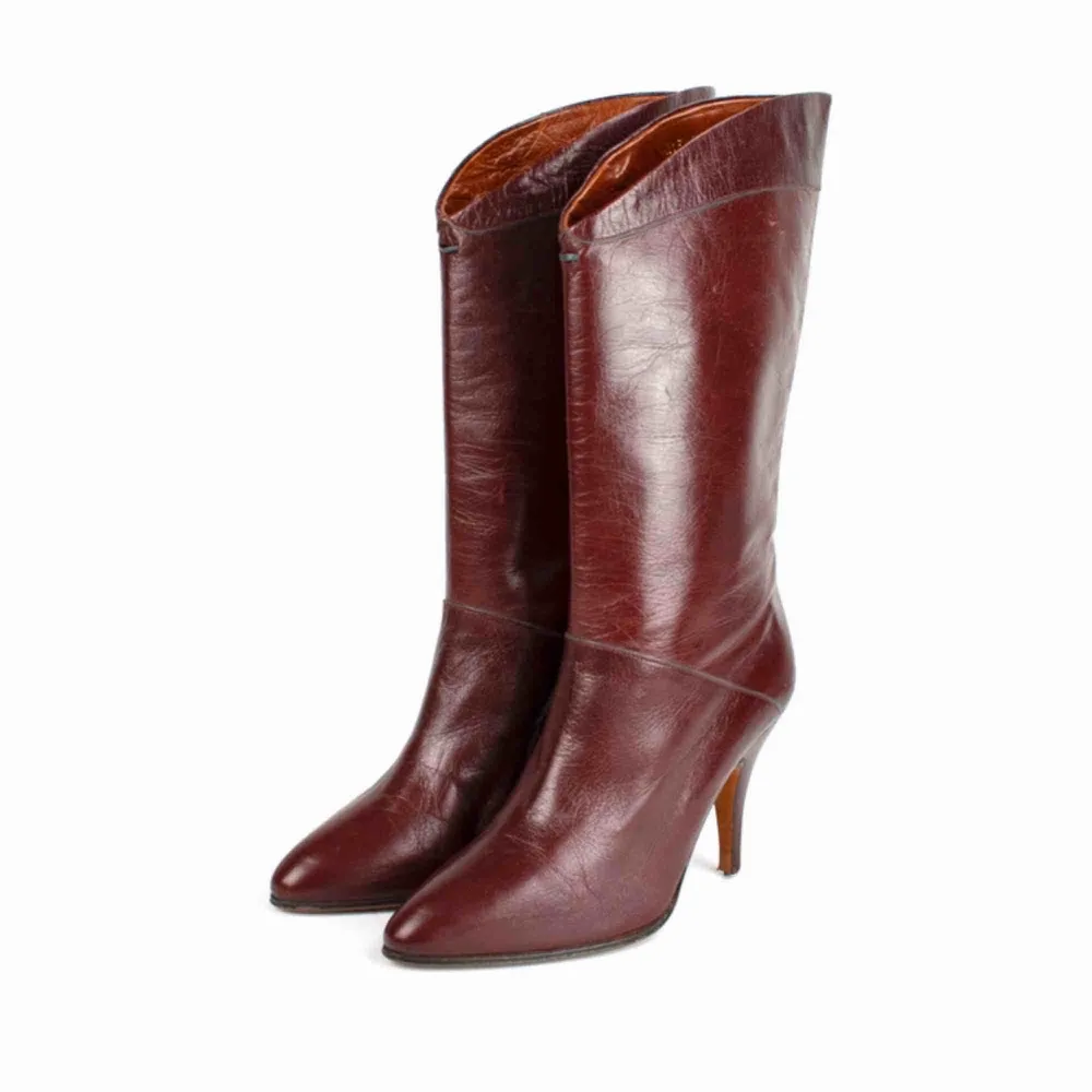 Vintage 80s real leather heeled boots in burgundy Heel top pieces missing SIZE Label: 3, fit best 35-36 EUR Model: 165/36 shoes (good on her) Price is final! Free shipping! Ask for the full description! No returns!. Skor.