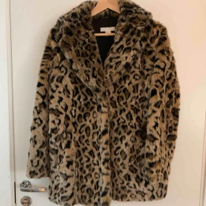  - Jacka i pälsimitation från HM med tryckknappar. Knappt använd och som ny.