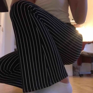  - Randiga bootcut byxor från Gina Tricot Köparen står för frakten