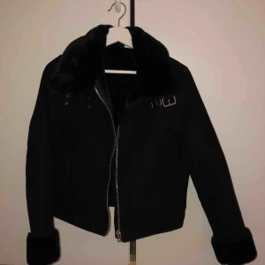 - Helt ny jacka. Fickor finns.