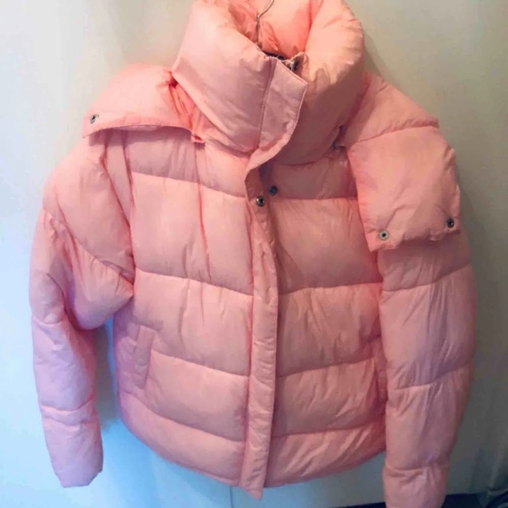 Oversized rosa puffer jacket från julbok men mysig luva och hög krage. Otroligt skön och fin, säljer för att jag köpt en ny vinterjacka💕nypris runt 700-800 och jackan är i komplett nyskick. Jackor.