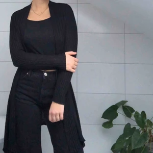  - En lång kofta att bära på fest eller till vardag. Mysig till den kallare årstiden men funkar såklart på sena sommarkvällar också!