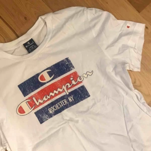  - Helt ny champion t-shirt, bara använd en gång! Kan mötas upp i Stockholm eller skicka mot fraktkostnad! 