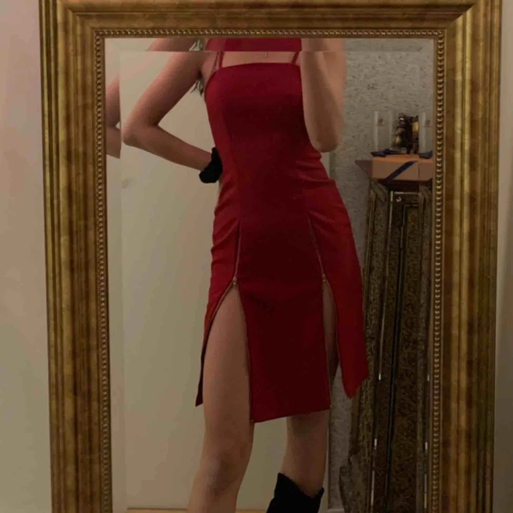Röd klänning med detaljer, kedjan går att justera. Frakt tillkommer:). Klänningar.