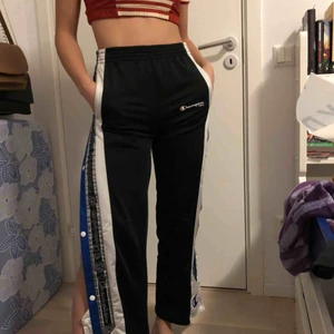  - Säljes ett par VINTAGE  Champions byxor. Man kan stänga och öppna benen. (Se på bilden) SUPERS SNYGG