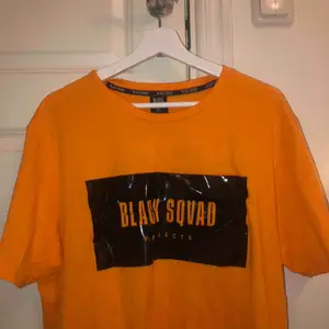 Orange tröja med svart lack-tryck på, använd 1 gång. Kan användas som oversized.💗 Frakt tillkommer och betalning sker via swish Skicka för mer info