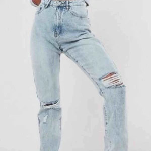 - Superballa jeans från Missguided! Hög midja, slitningar på knän, lite bredare vi anklarna. Ingen stretch så rekommenderas till storlek 34/36 beroende på hur man vill att dom ska sitta. 350kr inklusive frakt! (Helt nya och oanvända) 