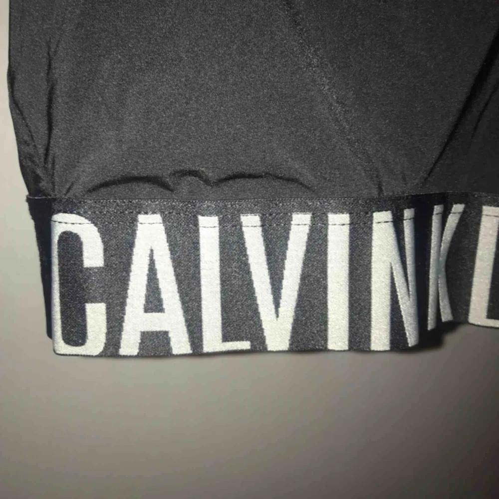 Calvin Klein sport-bh storlek S.  Bra skick . Frakt betalas separat av köparen✨ Finns möjlighet att mötas i Stockholm ♻️. Toppar.