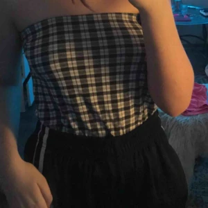  - kjol från boohoo men har använt som bandue topp, funkar lika bra fraktar men köparen står för frakten