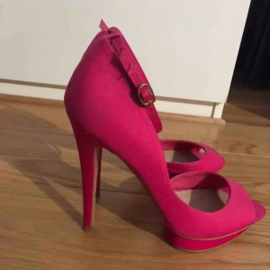  - Rosa klackskor i mycket fint skick. 