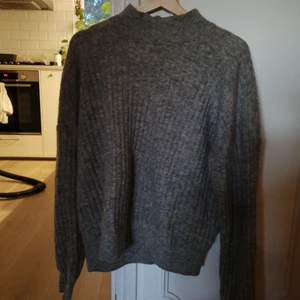  - Grå tröja i mohair blend. Hämtas i Årsta 