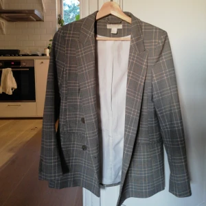  - Fin kavaj från h&m i strl 34. Går att ha en Luvtröja under om man vill. Hämtas i Årsta 