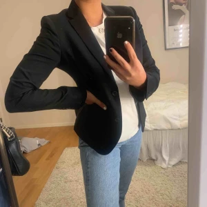  - Super fin svart kavaj från Filippa K som är insydd i midjan, passar bra på mig som vanligtvis använder xs/s. Använd fåtal gånger!! 