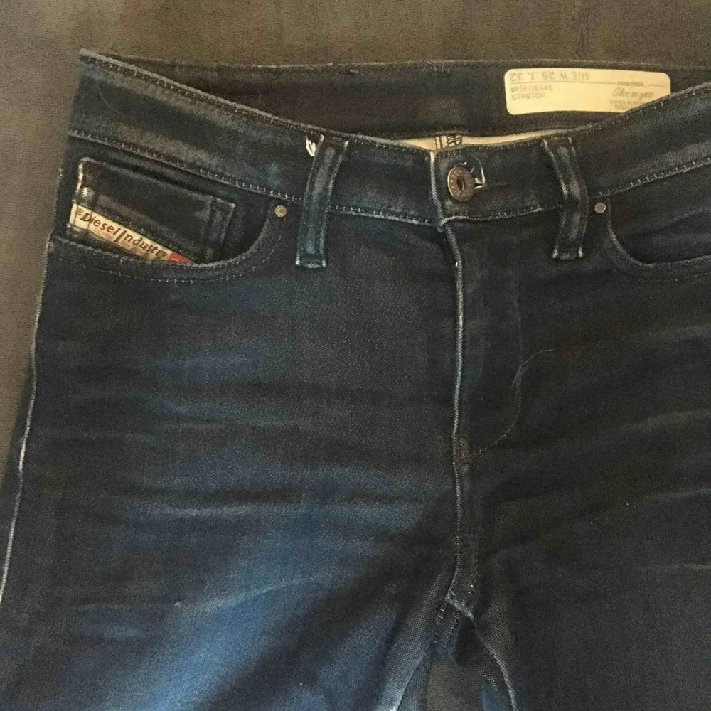 Säljer mina supersnygga jeans från Diesel, de är i ett användt skick därav de billiga priset! De är supersköna och stretchiga, men de är tyvärr för små för mig...  ❌KÖP TVÅ ELLER FLER JEANS SÅ BJUDER JAG PÅ DE BILLIGASTE❌. Jeans & Byxor.