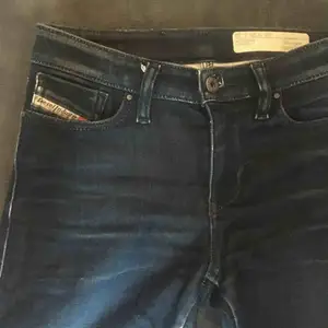 Säljer mina supersnygga jeans från Diesel, de är i ett användt skick därav de billiga priset! De är supersköna och stretchiga, men de är tyvärr för små för mig...  ❌KÖP TVÅ ELLER FLER JEANS SÅ BJUDER JAG PÅ DE BILLIGASTE❌