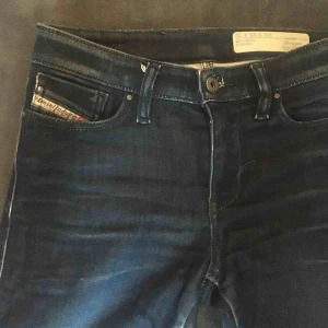  - Säljer mina supersnygga jeans från Diesel, de är i ett användt skick därav de billiga priset! De är supersköna och stretchiga, men de är tyvärr för små för mig...  ❌KÖP TVÅ ELLER FLER JEANS SÅ BJUDER JAG PÅ DE BILLIGASTE❌