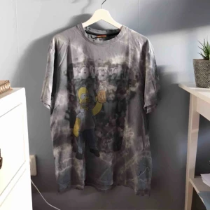  - Grå/vit T-shirt med simpsons och texten ”LOVE IT!” Färgat batiken själv. Stl L