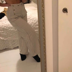  - Superfina blå och vitrandiga byxor, aldrig använda. Frakt tillkommer.