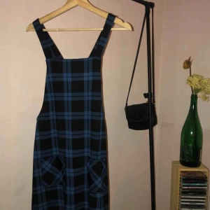  - Blå klänning från Bik Bok, helt perfekt. 💙🥰 Kunden står för frakten. 